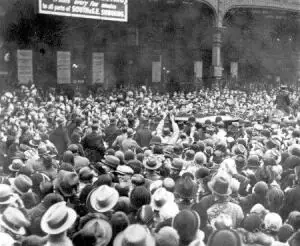 Manifestación de simpatía que Acogió A D. Alfonso Xiii A su Llegada A Londres