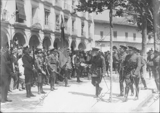 Jerez de la Frontera: el capitán general de Andalucía Revistando A las Fuerzas...