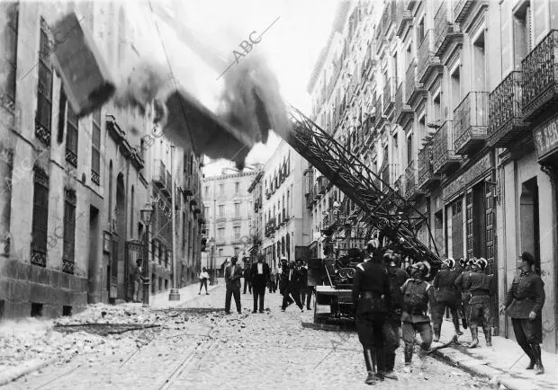 Los Bomberos al comenzar A Derrumbarse el convento de la calle de la flor que...