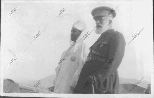 El general jefe de las Fuerzas Militares Sr. Cabanellas y su A.I. el jalifa...
