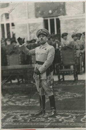 Francisco Franco director de la Academia de Zaragoza, dirige su palabra a los...