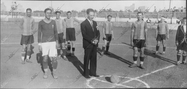 el Sr. Companys Haciendo El "Kick Off" antes del partido que en su honor Jugaron...