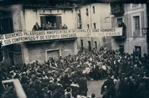 Turrau , alcalde de Jaca, saluda A los Socialistas de Eibar después de descubrir...