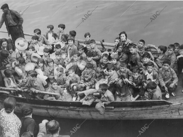 Niños de las clases humildes de la ciudad a quienes el ayuntamiento costea su...