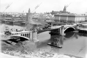 El magnífico puente de San Telmo, que inauguró una nueva comunicación entre...