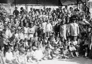 Niños de la Citada Colonia que Fueron Obsequiados por la junta con un magnífico...