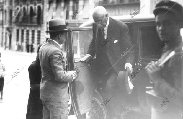 El exministro de la Guerra, señor Ardanaz, apeándose del coche a la puerta de...