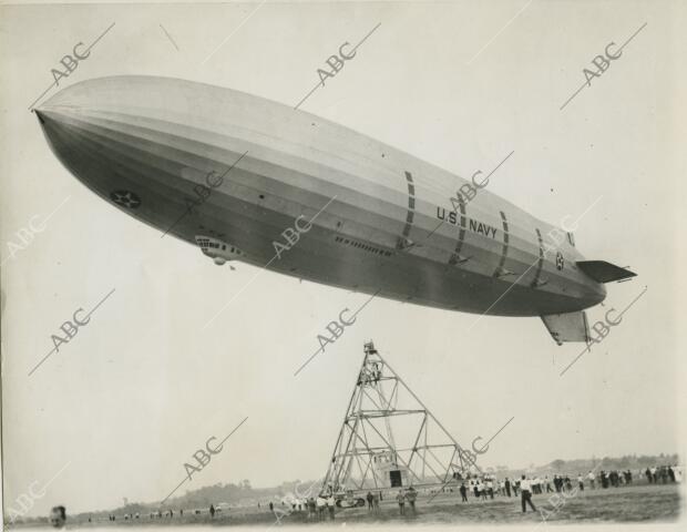El USS Akron, en su primer vuelo de prueba