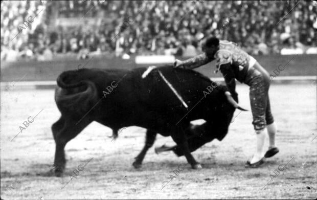 Nicanor Villalta en una de sus famosas estocadas durante la primera corrida de...