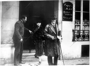 Don José Sánchez Guerra en diciembre de 1931, acompañado de su Esposa, Saliendo...