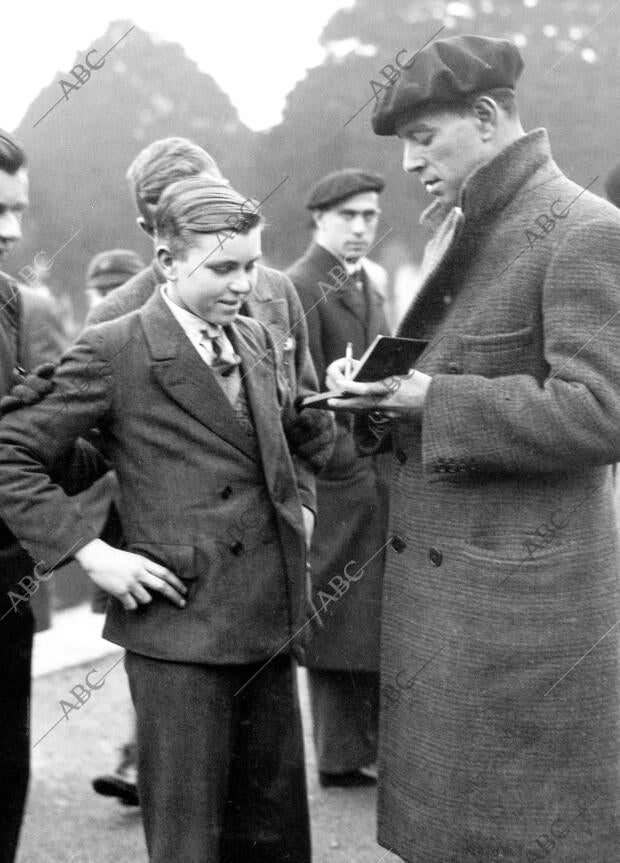 Firmando un autógrafo en Londres