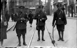 Los Militares Limpiando las Vías del tranvía después de la huelga general