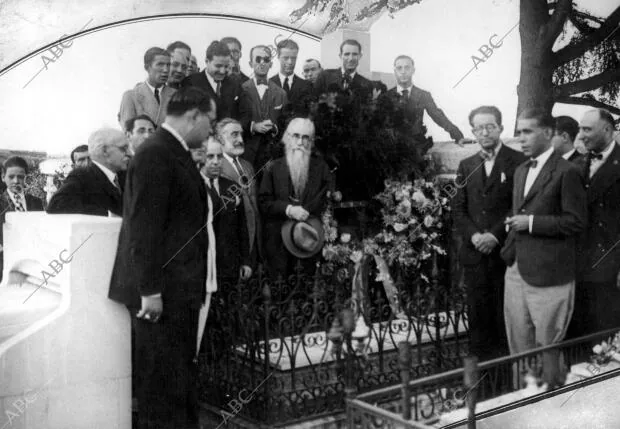 En la fotografía, Ramón María del Valle Inclán y Alfonso Rodríguez Castelao