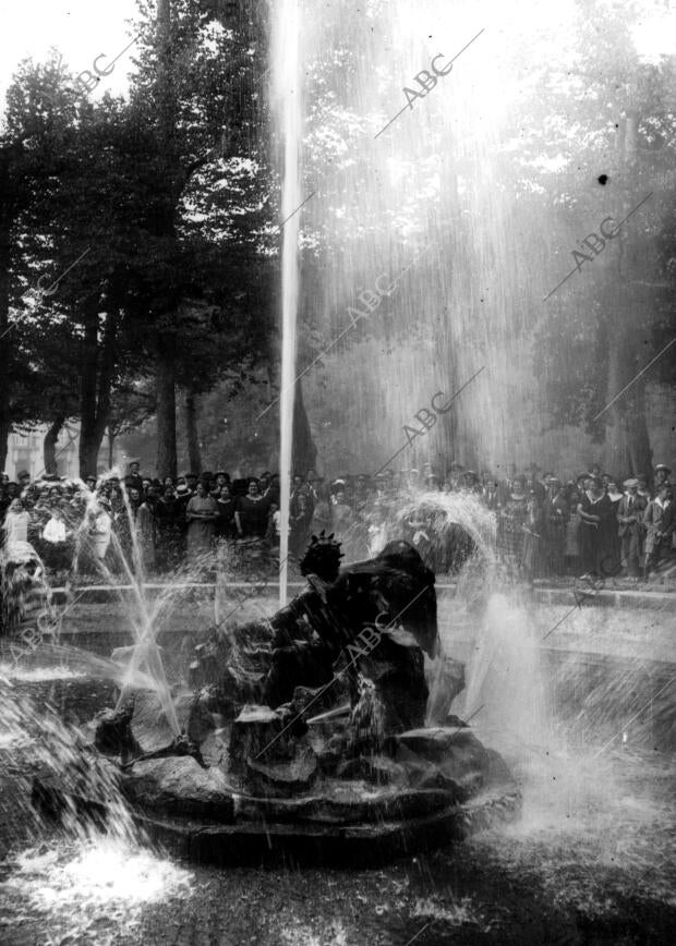 Vista de la fuente de Neptuno en el palacio de la granja de san Ildefonso...