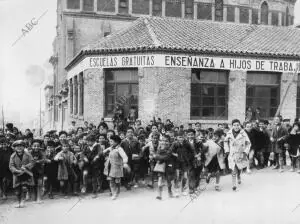 La Ventosilla (Tetuán) Niños A la entrada de las Escuelas Gratuitas para la...