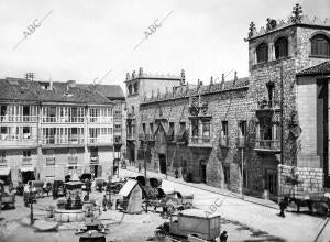 La Casa del Cordón, antigua residencia de los condestables de Castilla, es un...