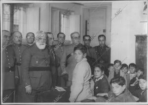 El nuevo director de la guardia civil Visitando el colegio de Huérfanos de la...