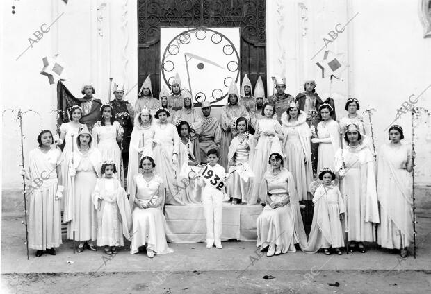 Señoritas que tomaron parte en la pantomima de Año Nuevo representada en la casa...