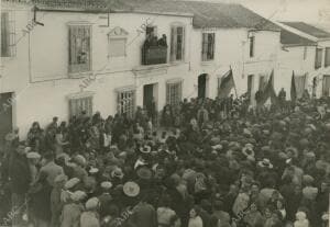 La comisión del homenaje a Riego habla al pueblo desde el balcón donde el...