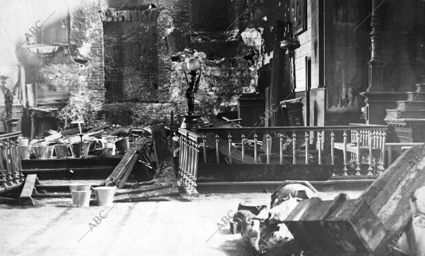 Interior de la iglesia de Santurce tal y como quedó después de haber sido...