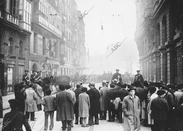 La fuerza pública ha Tenido que dar Varias Cargas en el arenal y custodia el...