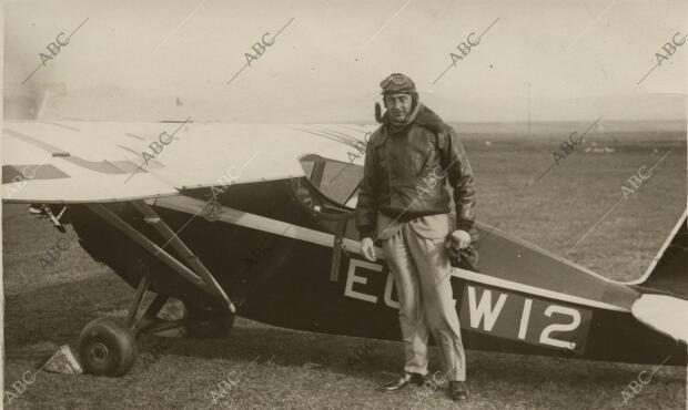 El aviador Fernando Rein Loring posando junto a su avioneta