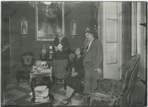 Rafael Cansinos Assens junto a sus hermanas