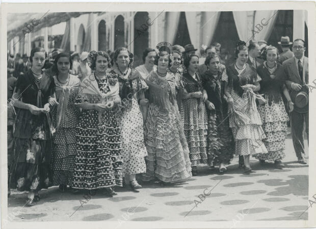 Mujeres vestidas de flamenca listas para ir a la Feria de Abril