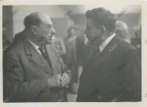 El jefe del Gobierno francés Édouard Herriot y el delegado soviético Anatoli...