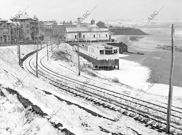 Frío intensísimo y gran nevada, que llegó a cuajar hasta en la misma playa, cosa...