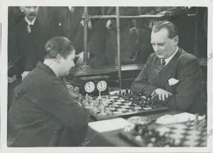 El campeón del mundo de ajedrez, Alexander Alekhine, durante una partida contra...