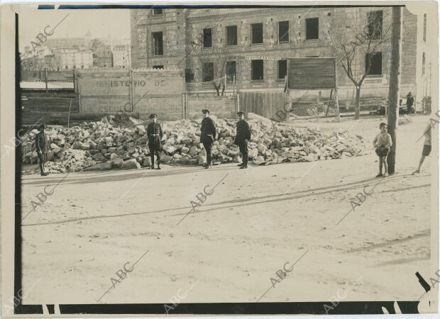 Requerido el auxilio de los guardias de asalto, salieron en dos camiones del...