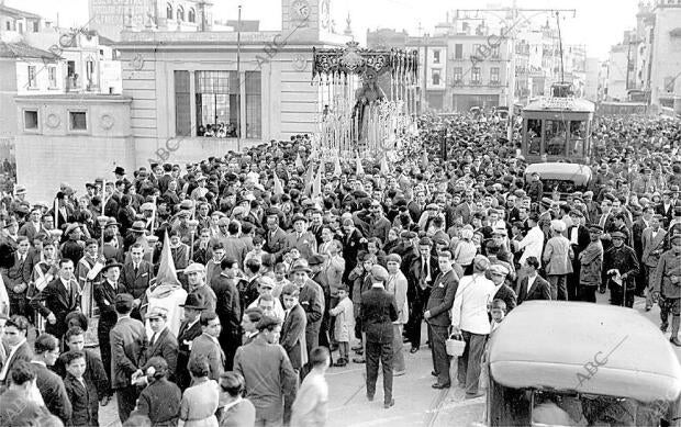 La estrella por el puente de Triana, en su Histórica salida en plena segunda...