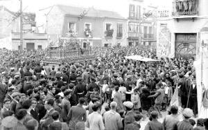 El cristo de las Penas, en su canastilla Gótica, en la calle san Jacinto con...