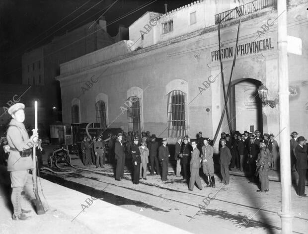 El exterior de la prisión provincial Malagueña durante los Disturbios Promovidos...