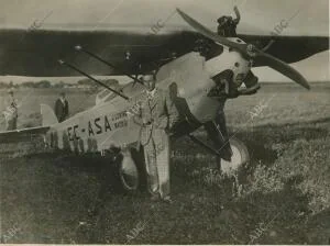 El piloto civil Don Fernando Rein Loring junto a su avioneta