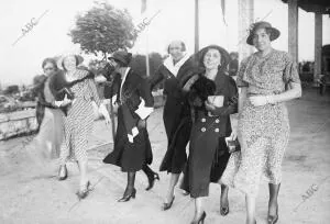 María rosa Sagnier (X), Pasea antes del acto con unas Amigas por la terraza