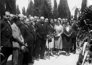 Las Autoridades y Representaciones Diversas que Rindieron delicado tributo A la...