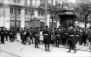 Guardias de seguridad Vigilando las Calles Céntricas de Oviedo, donde Tuvieron...