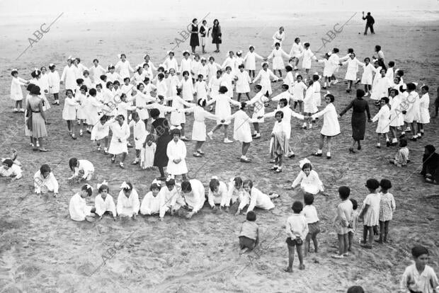 Un grupo escolar madrileño en la Playa -foto Klark -fecha Aproximada