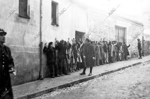 Frente A la casa del Pueblo, los Guardias de asalto Van Colocando, al pie de la...