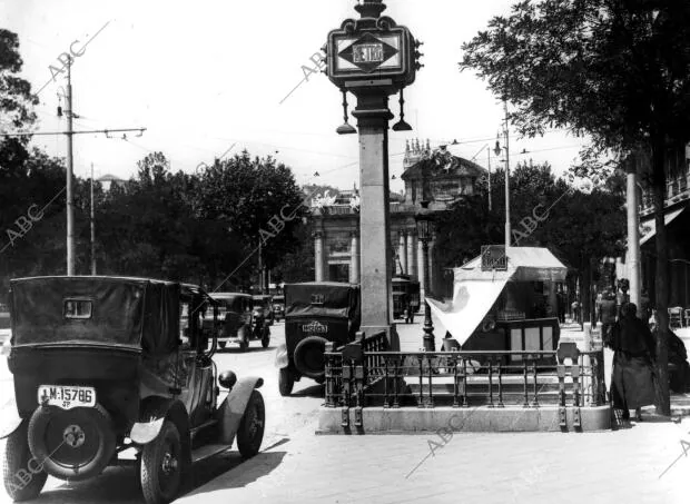 Una boca de metro a la altura de la Puerta de Alcalá