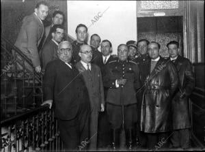 De derecha A Izquierda: el juez especial don Manuel Ysera, el comandante de las...