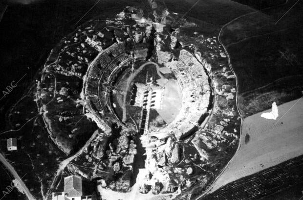 Vista Aérea de la Ruinas Romanas y del anfiteatro de Itálica (Sevilla)