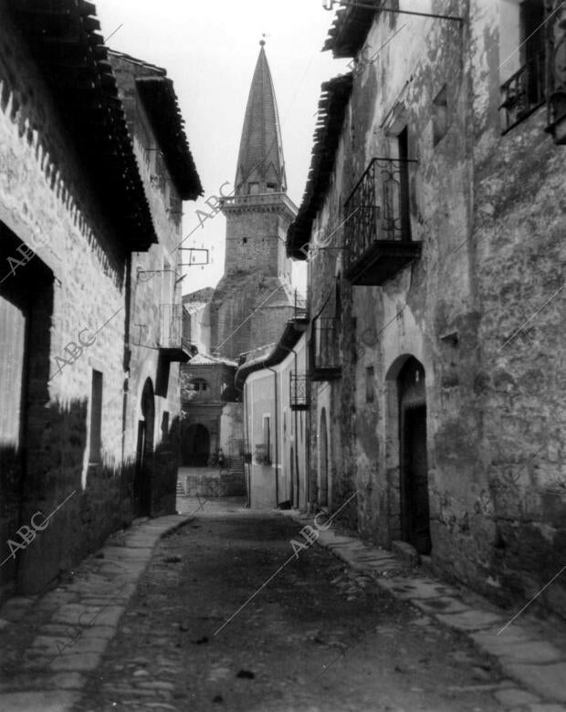 Calle y torre de san Pedro en Olite (Navarra)