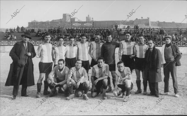 Partido de fútbol entre los Equipos del Español, campeón de Cataluña y el F.C...