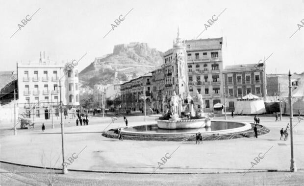 Plaza de Independencia. Fuente de los Luceros