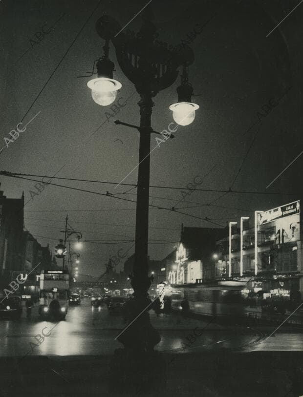 Berlín (Alemania), 1933. Hardenbergstrasse, junto a la estación del zoo