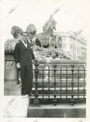 Federico García Lorca al lado de la fuente de la Cibeles