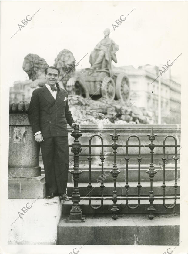 Federico García Lorca al lado de la fuente de la Cibeles